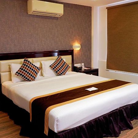 KGA Elite Continental Hotel Tiruvalla Exterior foto