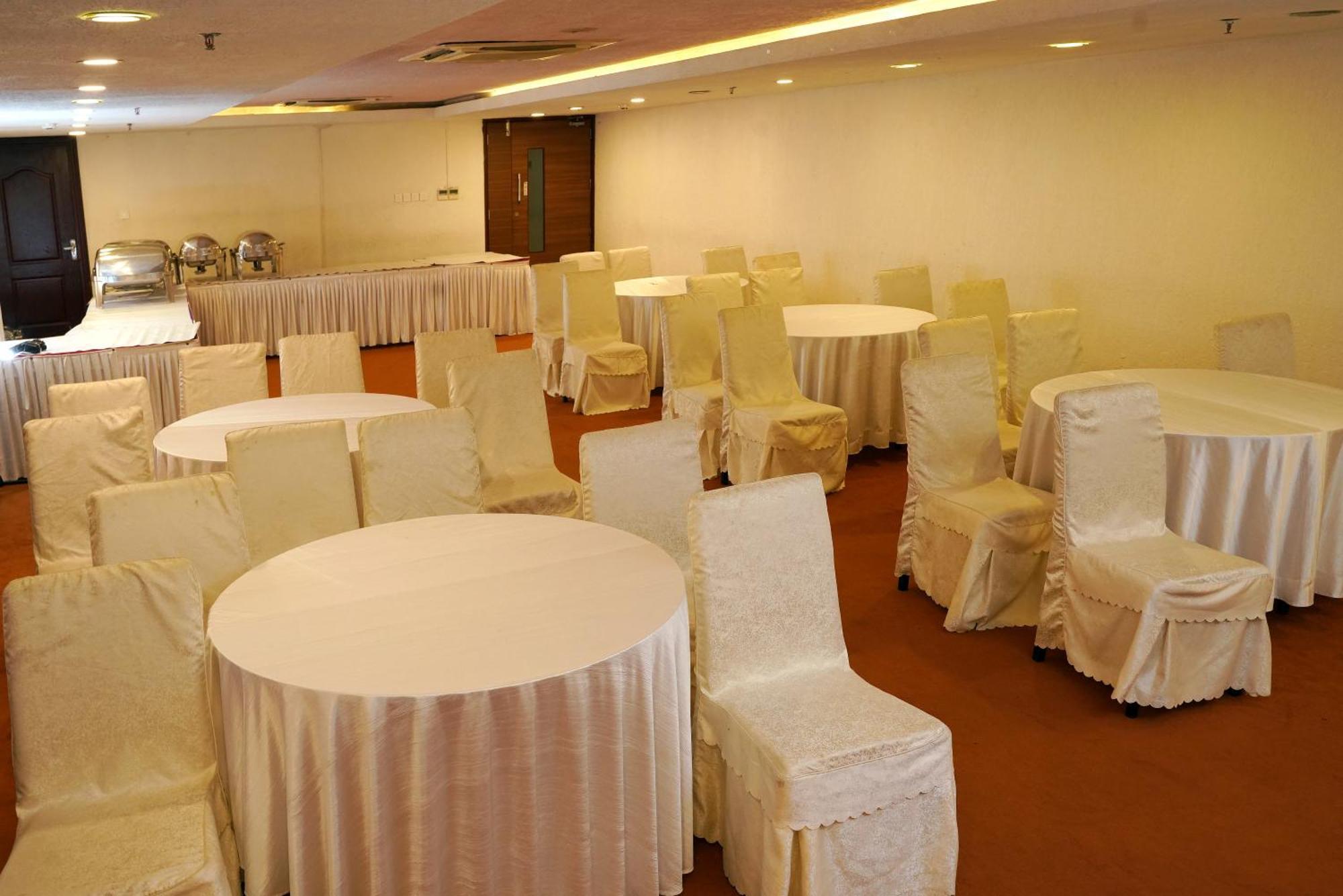 KGA Elite Continental Hotel Tiruvalla Exterior foto