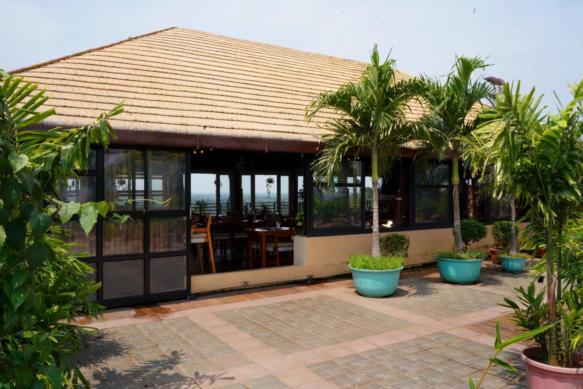 KGA Elite Continental Hotel Tiruvalla Exterior foto