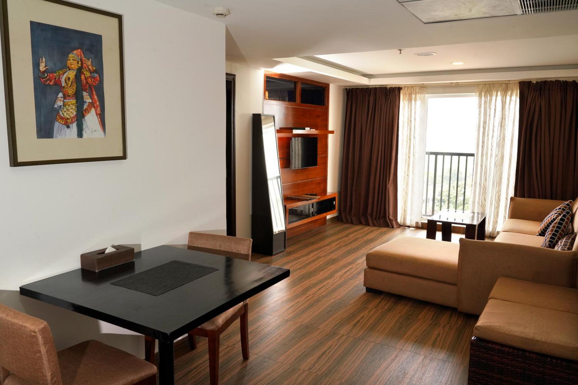 KGA Elite Continental Hotel Tiruvalla Exterior foto