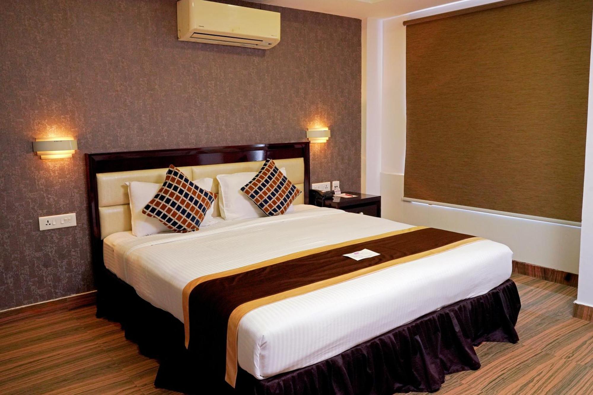 KGA Elite Continental Hotel Tiruvalla Exterior foto