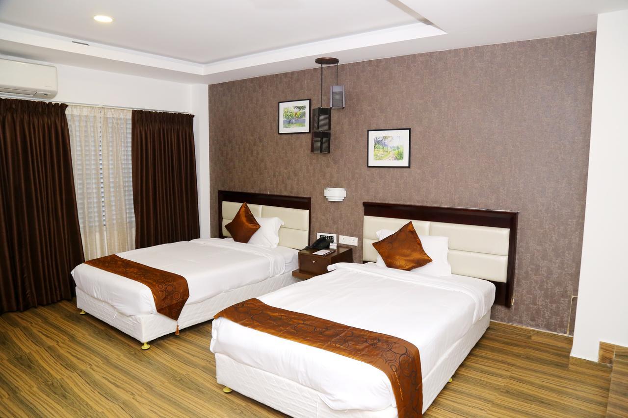 KGA Elite Continental Hotel Tiruvalla Exterior foto