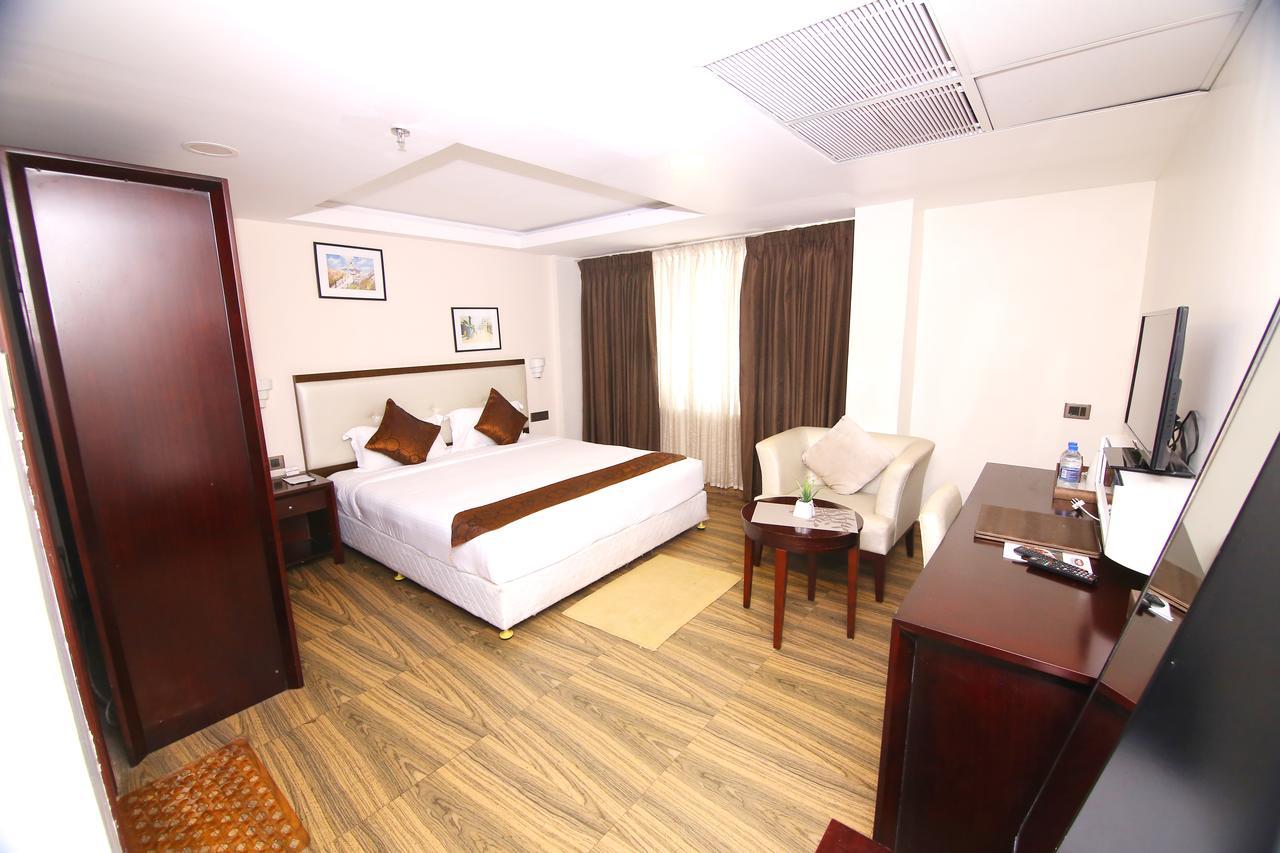 KGA Elite Continental Hotel Tiruvalla Exterior foto